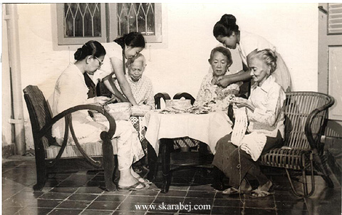 Skarabej - at the table