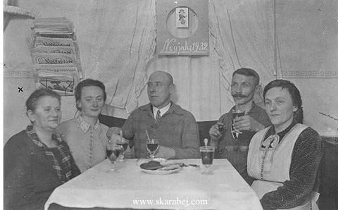 Skarabej - at the table